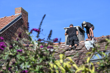 Fototapeta premium metier danger toiturier toit maison renovation