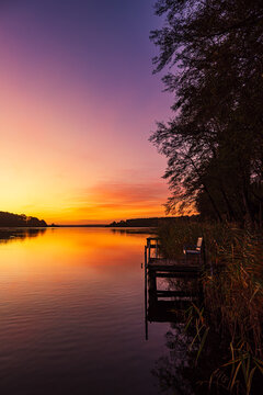 Sonnenaufgang mit Steg und Baum am Plauer See in der Stadt Plau am See