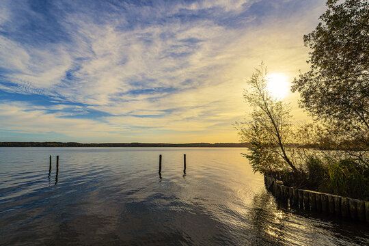Sonnenaufgang und Dalben am Plauer See in der Stadt Plau am See