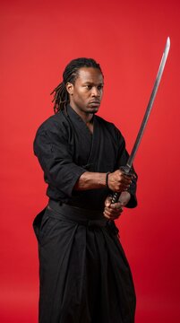 侍の格好をして刀を持っている黒人男性