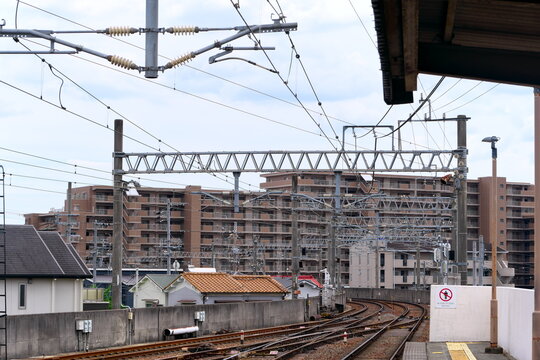 マンション群を背景に大きくカーブする高架線の線路と鉄道インフラ