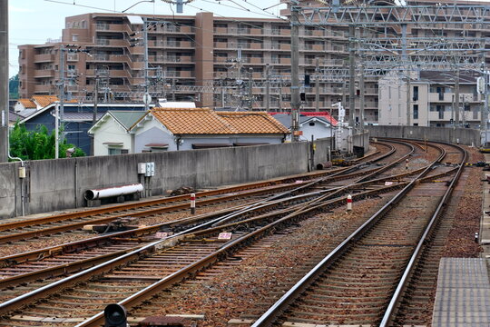 マンション群を背景に大きくカーブする高架線の線路と鉄道インフラ