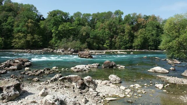 Hitzesommer 2026 in der Schweiz, tiefer Rhein Fluss Wasserstand oberhalb vom Rheinfall in Neuhausen, teilweise ausgetrocknetes Flussbeet