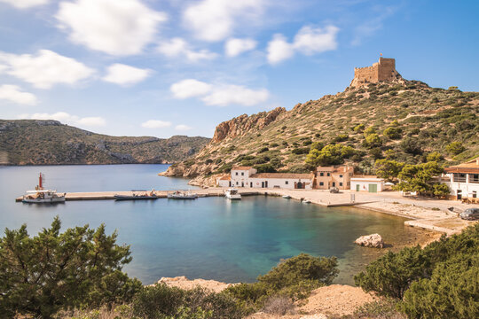 Hafen von Castell de Cabrera vor der spanischen Mittelmeerinsel Mallorca