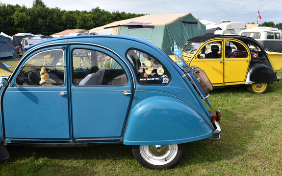 Citro&euml;n 2CV6 bei einem Ententreffen in Kropp	