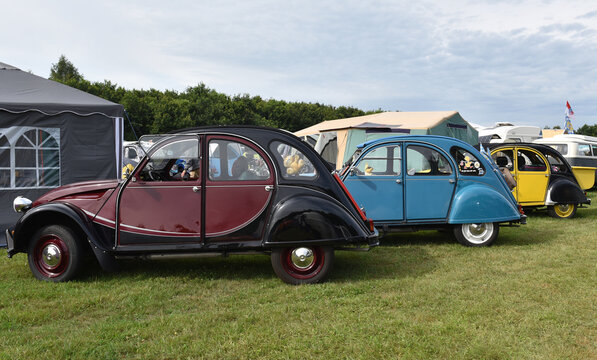 Citro&euml;n 2CV6 bei einem Ententreffen in Kropp	
