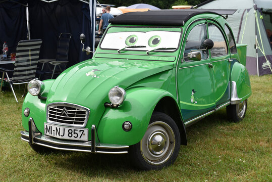 Citro&euml;n 2CV6 bei einem Ententreffen in Kropp	