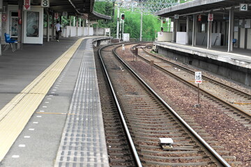 Fototapeta premium 静寂に包まれたローカル線の駅構内：曲線を描くプラットホーム
