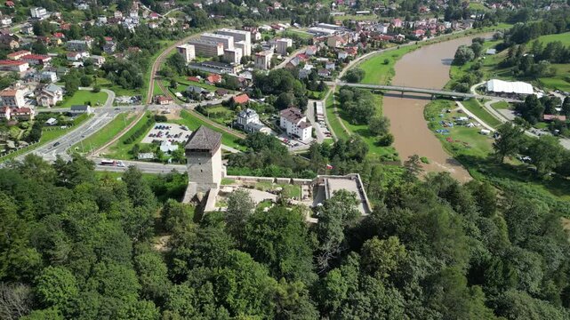Muszyna - Polska
Zamek w Muszynie ujęcia z drona. G&oacute;ry, zamek, las, drzewa, piękne widoki
