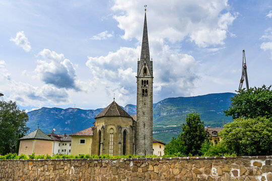 Neumarkt, Egna, Pfarrkirche, Dorf, Lauben, historische H&auml;user, Weinstrasse, Unterland, S&uuml;dtirol, Etsch, Etschtal, Weinberge, Weinbauer, Weindorf, Fr&uuml;hling, Sommer, Italien