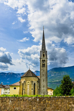 Neumarkt, Egna, Pfarrkirche, Dorf, Lauben, historische H&auml;user, Weinstrasse, Unterland, S&uuml;dtirol, Etsch, Etschtal, Weinberge, Weinbauer, Weindorf, Mauer, Fr&uuml;hling, Sommer, Italien