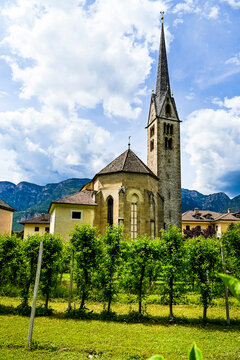 Neumarkt, Egna, Pfarrkirche, Dorf, Lauben, historische H&auml;user, Weinstrasse, Unterland, S&uuml;dtirol, Etsch, Etschtal, Weinberge, Weinbauer, Weindorf,  Obstb&auml;ume, Fr&uuml;hling, Sommer, Italien