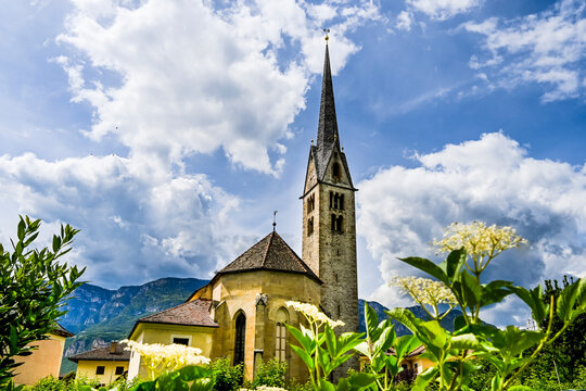 Neumarkt, Egna, Pfarrkirche, Dorf, Lauben, historische H&auml;user, Weinstrasse, Unterland, S&uuml;dtirol, Etsch, Etschtal, Weinberge, Weinbauer, Weindorf, Holunderbl&uuml;te, Fr&uuml;hling, Sommer, Italien