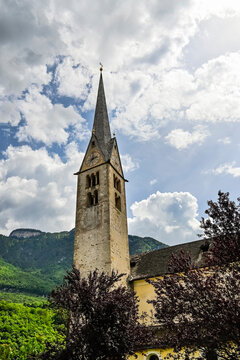 Neumarkt, Egna, Pfarrkirche, Dorf, Lauben, historische H&auml;user, Weinstrasse, Unterland, S&uuml;dtirol, Etsch, Etschtal, Weinberge, Weinbauer, Weindorf, Fr&uuml;hling, Sommer, Italien