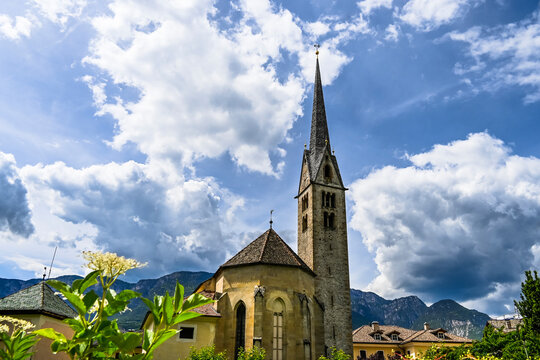 Neumarkt, Egna, Pfarrkirche, Dorf, Lauben, historische H&auml;user, Weinstrasse, Unterland, S&uuml;dtirol, Etsch, Etschtal, Weinberge, Weinbauer, Weindorf, Garten, Fr&uuml;hling, Sommer, Italien
