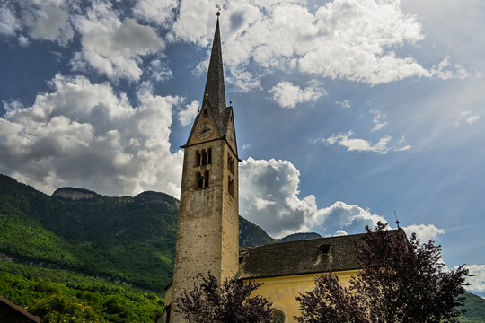 Neumarkt, Egna, Pfarrkirche, Dorf, Lauben, historische H&auml;user, Weinstrasse, Unterland, S&uuml;dtirol, Etsch, Etschtal, Weinberge, Weinbauer, Weindorf, Fr&uuml;hling, Sommer, Italien