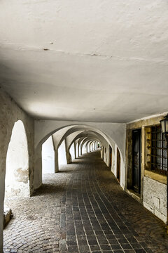 Neumarkt, Egna, Dorf, Lauben, Laubengang, historische H&auml;user, Weinstrasse, Unterland, S&uuml;dtirol, Etsch, Etschtal, Weinberge, Weinbauer, Weindorf, Fr&uuml;hling, Sommer, Italien