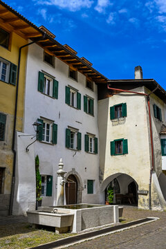 Neumarkt, Egna, Dorf, Lauben, Laubengang, historische H&auml;user, Weinstrasse, Unterland, S&uuml;dtirol, Etsch, Etschtal, Weinberge, Weinbauer, Weindorf, Fr&uuml;hling, Sommer, Italien