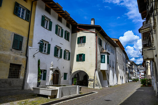 Neumarkt, Egna, Dorf, Lauben, Laubengang, Brunnen, historische H&auml;user, Weinstrasse, Unterland, S&uuml;dtirol, Etsch, Etschtal, Weinberge, Weinbauer, Weindorf, Fr&uuml;hling, Sommer, Italien