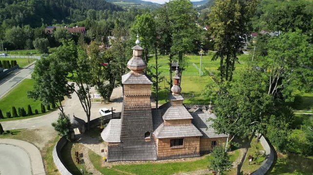 Powroznik - Polska
Stara cerkiew nagrana dronem. G&oacute;ry, pola, cerkiew, słoneczny dzień, piękne widoki