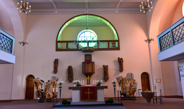 Altarraum der evangelischen Kirche in Gedern mit Kanzelaltar und Holzkunstwerken, Hessen, Deutschland