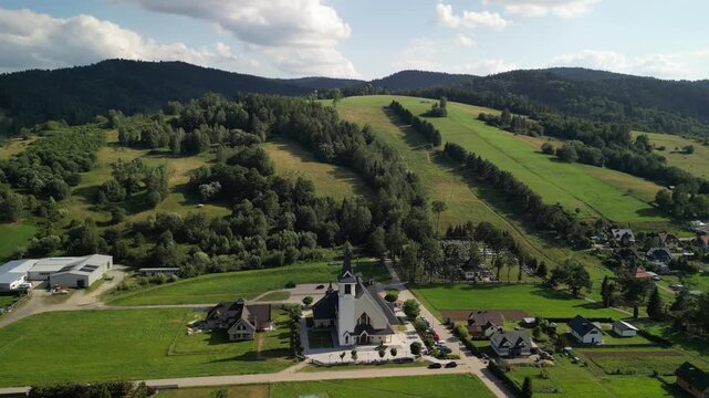 Powroznik - Polska
Stara cerkiew nagrana dronem. G&oacute;ry, pola, cerkiew, słoneczny dzień, piękne widoki