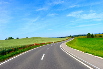 Fototapeta premium Fahrt auf der Landstraße von Gisenhard nach Ossingen, Kanton Zürich, Schweiz