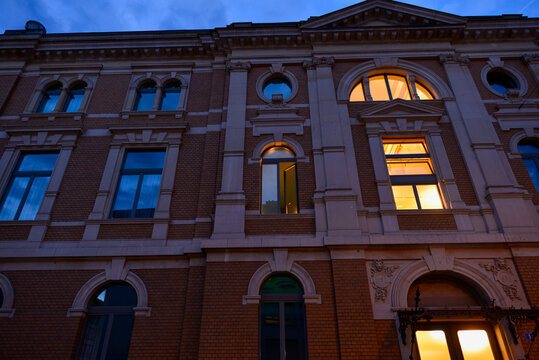 Beleuchtete historische Klinkerfassade der Tonhalle in der Abendd&auml;mmerung mit erleuchteten Rundbogenfenstern, Z&uuml;rich, Schweiz