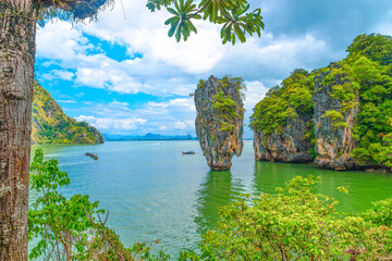 The legendary James Bond Island in Ao Phang Nga National Park © Lichtwolke99