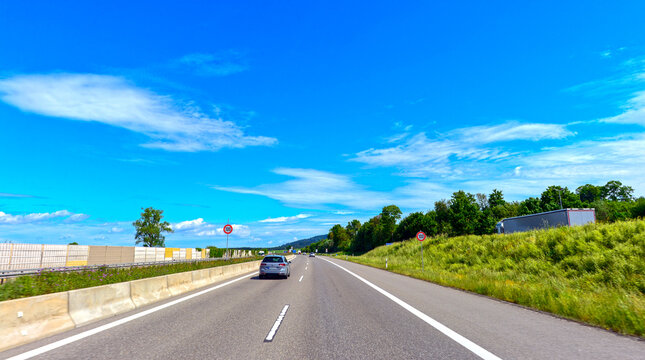 Fahrt auf der Bundesautobahn 81 zwischen Geisingen und dem Dreieck Bad D&uuml;rrheim, Baden-W&uuml;rttemberg, Deutschland