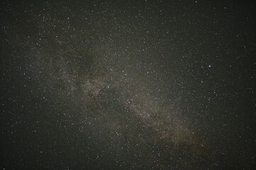 Obraz premium Milky way galaxy band across dark night sky