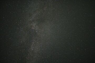 Obraz premium Milky way galaxy shining brightly in dark night sky