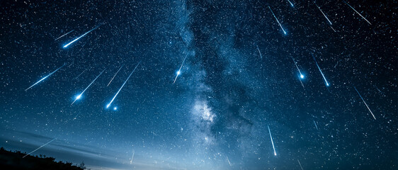 Obraz premium 夏の夜空を彩るペルセウス座流星群と天の川