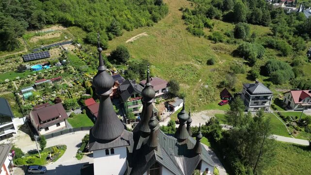 Zamek Lubowelski - Słowacja
Pięknie położony zamek w g&oacute;rach z widokiem na Tatry. Film nagrany dronem, las, g&oacute;ry, zamek, piękne widoki, bajkowa sceneria
