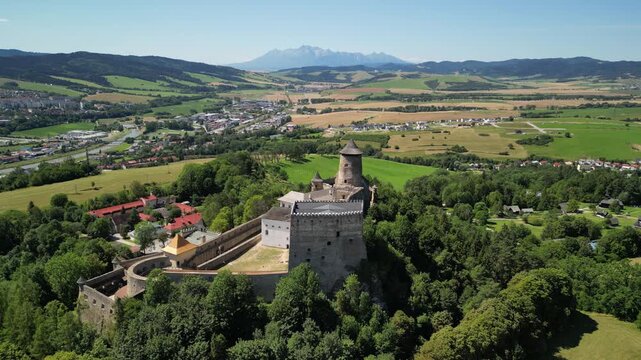 Zamek Lubowelski - Słowacja
Pięknie położony zamek w g&oacute;rach z widokiem na Tatry. Film nagrany dronem, las, g&oacute;ry, zamek, piękne widoki, bajkowa sceneria
