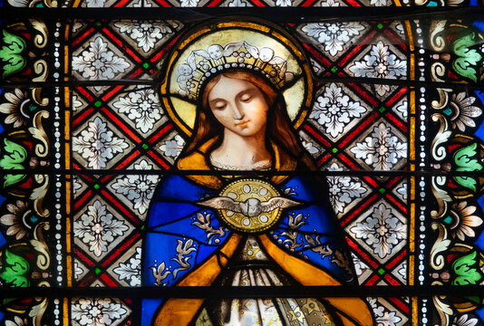 Stained glass (19th century) of Virgin Mary and the Holy Spirit.