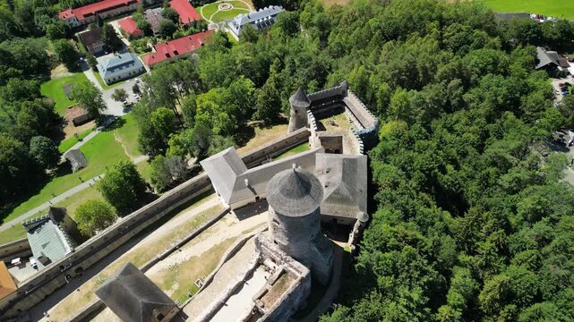 Zamek Lubowelski - Słowacja
Pięknie położony zamek w g&oacute;rach z widokiem na Tatry. Film nagrany dronem, las, g&oacute;ry, zamek, piękne widoki, bajkowa sceneria
