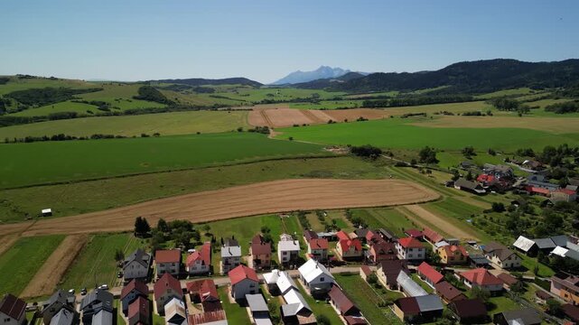Słowacja - okolice g&oacute;r Pienin i Tatr. Pola, g&oacute;ry , piękne widoki nagrane dronem. Krajobraz, przyroda.
