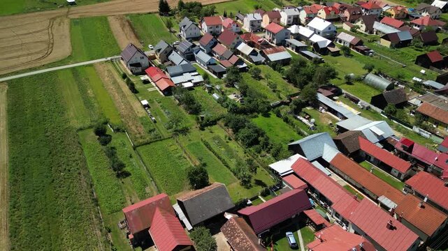 Słowacja - okolice g&oacute;r Pienin i Tatr. Pola, g&oacute;ry , piękne widoki nagrane dronem. Krajobraz, przyroda.