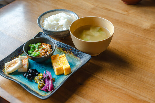 日本の旅館や家庭で提供される典型的な和朝食の俯瞰写真。健康的な食事、日本の文化をテーマにしたコンテンツに。