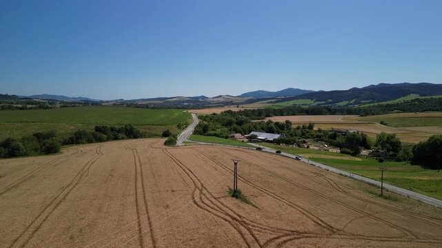 Słowacja - okolice g&oacute;r Pienin i Tatr. Pola, g&oacute;ry , piękne widoki nagrane dronem. Krajobraz, przyroda.