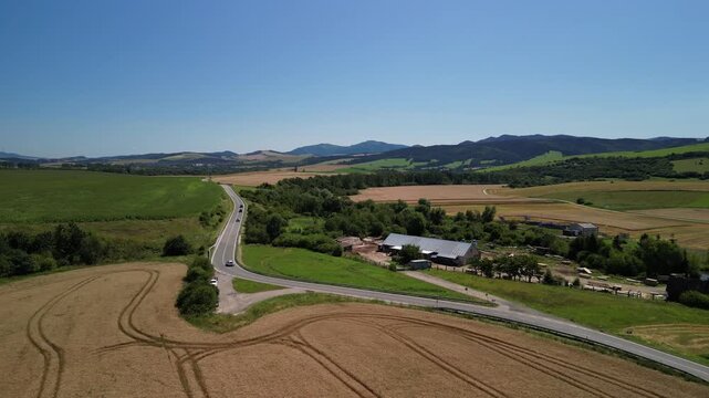 Słowacja - okolice g&oacute;r Pienin i Tatr. Pola, g&oacute;ry , piękne widoki nagrane dronem. Krajobraz, przyroda.