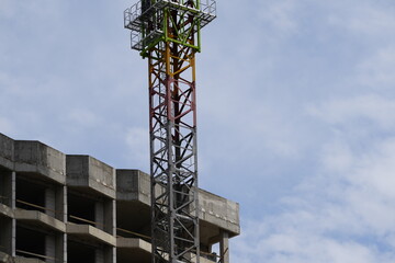 Construction machinery beside reinforced concrete building frame, representing modern urban development, engineering technology and high rise construction process © belavinstock