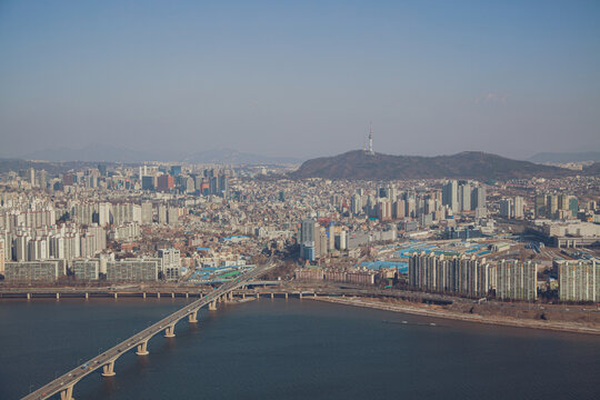 높은 곳에서 내려다본 서울 한강 변과 N서울타워 도심 전경