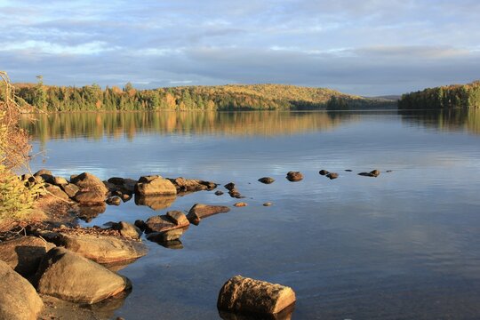 Reflet sur un lac aux couleurs d'automne dans les Laurentides
