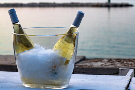 Bottiglie di vino bianco per festeggiare 