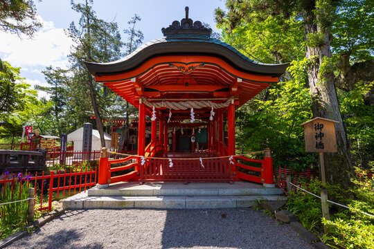日本の風景・初夏　長野県上田市　新緑の生島足島神社　神橋