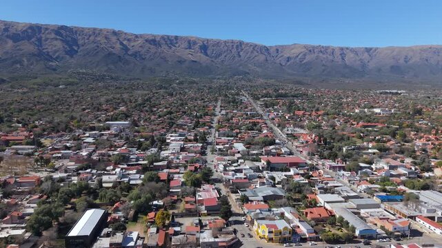 Vista a&eacute;rea panor&aacute;mica de Villa de Merlo, San Luis, con las sierras de fondo