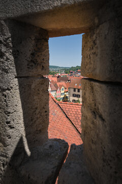 Blick durch eine Schie&szlig;scharte auf die historische Altstadt der Universit&auml;tsstadt T&uuml;bingen in Deutschland