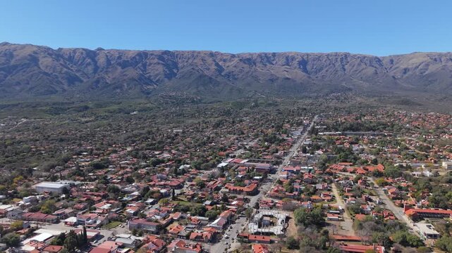 Vista panor&aacute;mica a&eacute;rea de Villa de Merlo con las Sierras de los Comechingones, San Luis, Argentina. 